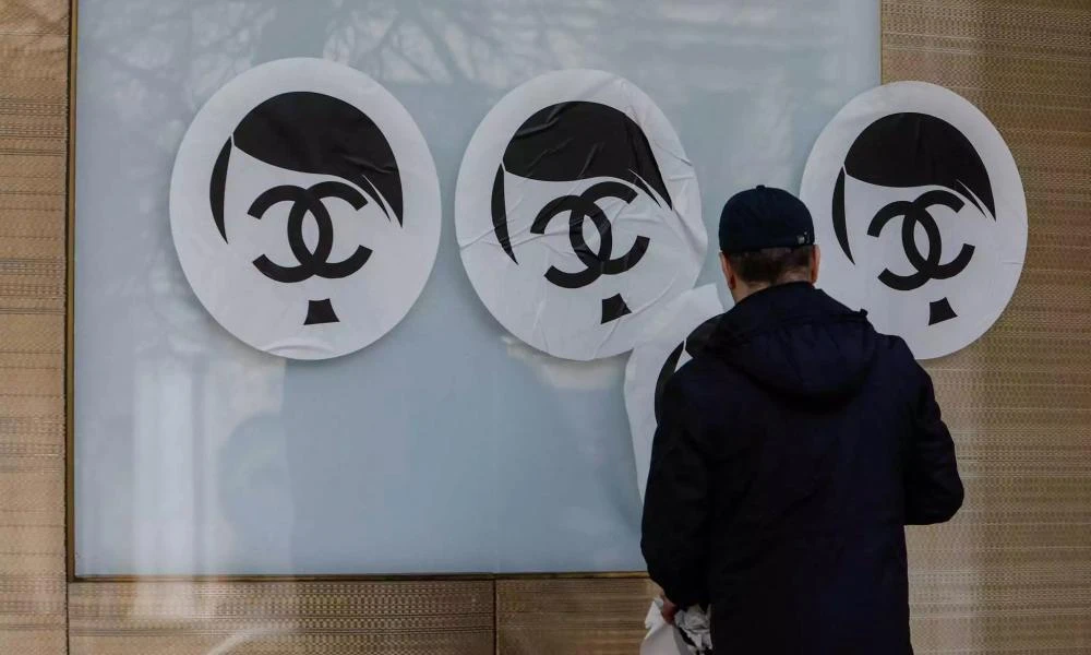 Βανδάλισαν κατάστημα της Chanel με αυτοκόλλητα του Χίτλερ